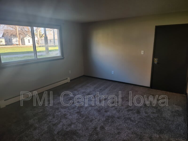 450 Laurel St – photo 4