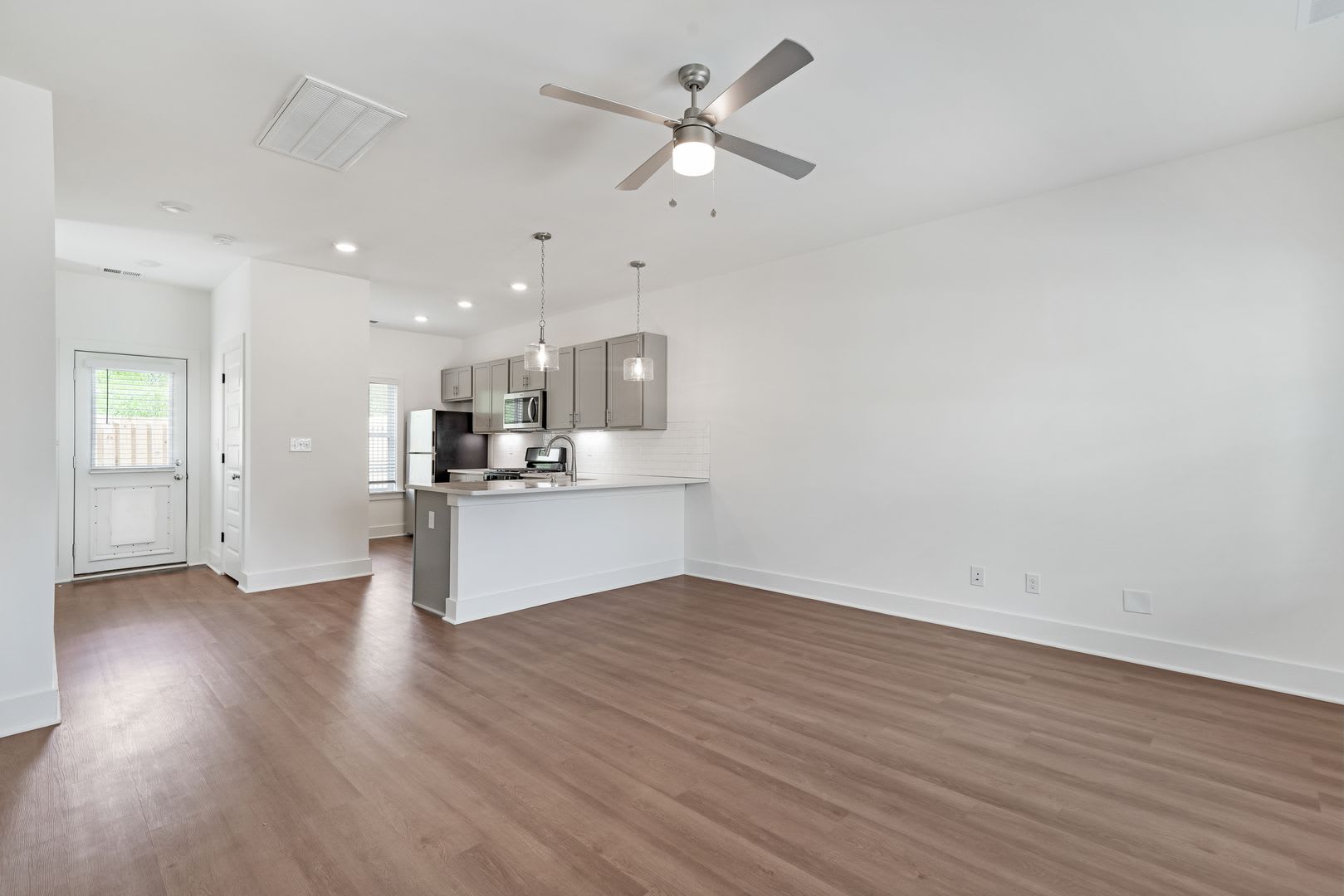 Beautiful Home in Private Community – photo 4