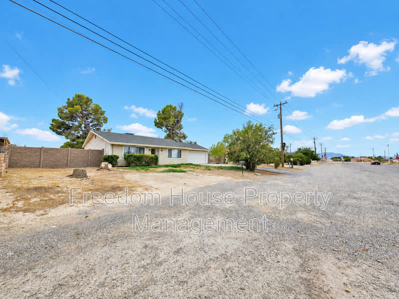 721 East Calvada Boulevard – photo 4