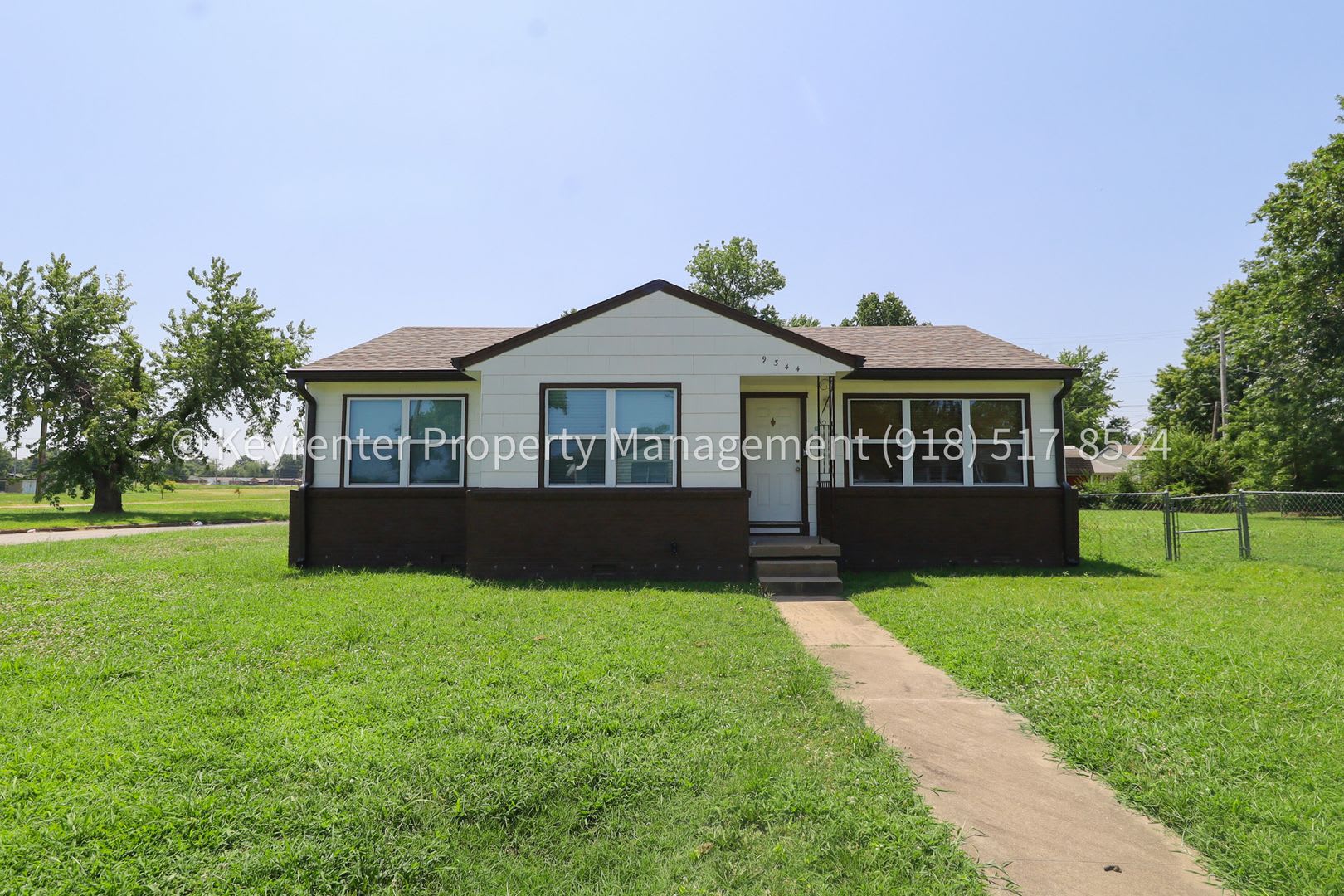 Beautifully Done 3 Bedroom House Available For Immediate Move In – photo 2