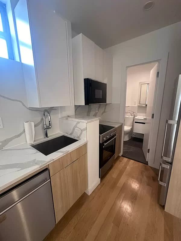 419 E 9th St – photo 1