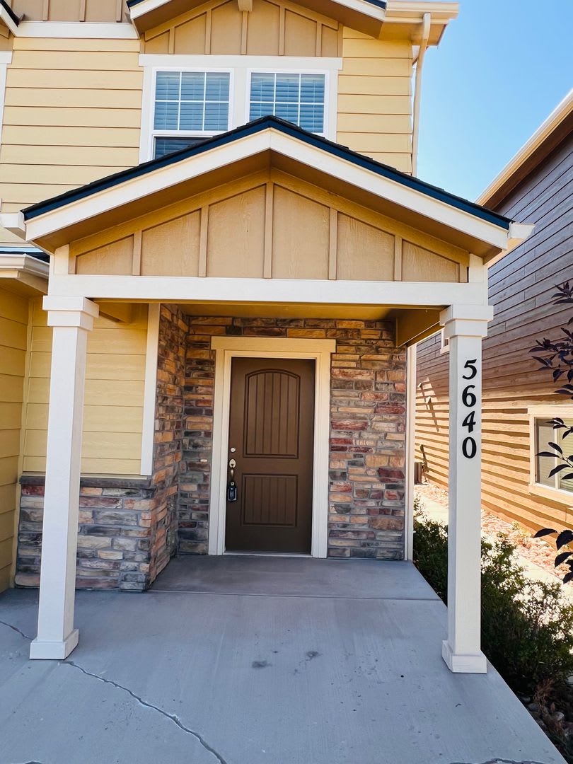 Beautiful End-Unit Townhome with Mountain Views – photo 1