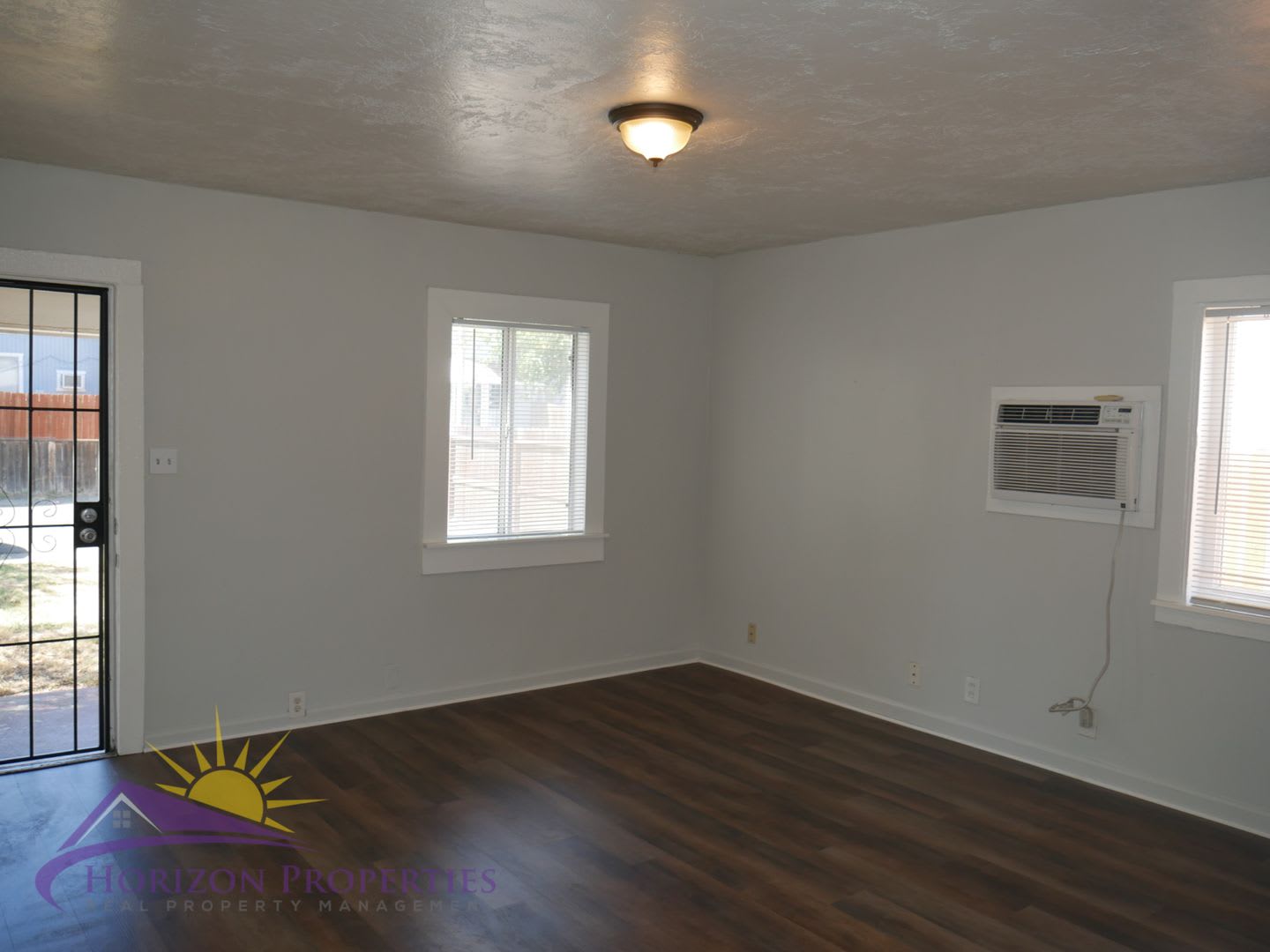 Cozy 2 Bed 1 Bath 728qft single family home in Oak Park – photo 4