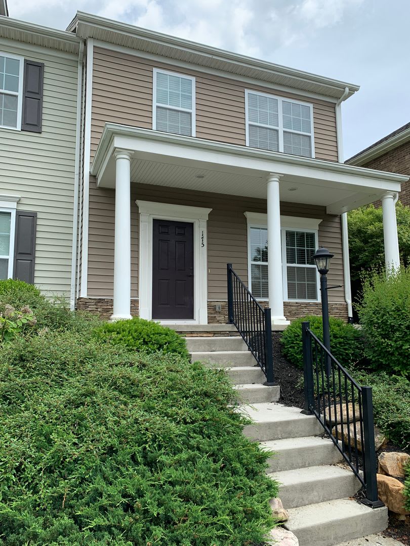2 Bedroom, 2.5 Bath Townhouse with detached one-car garage – photo 3
