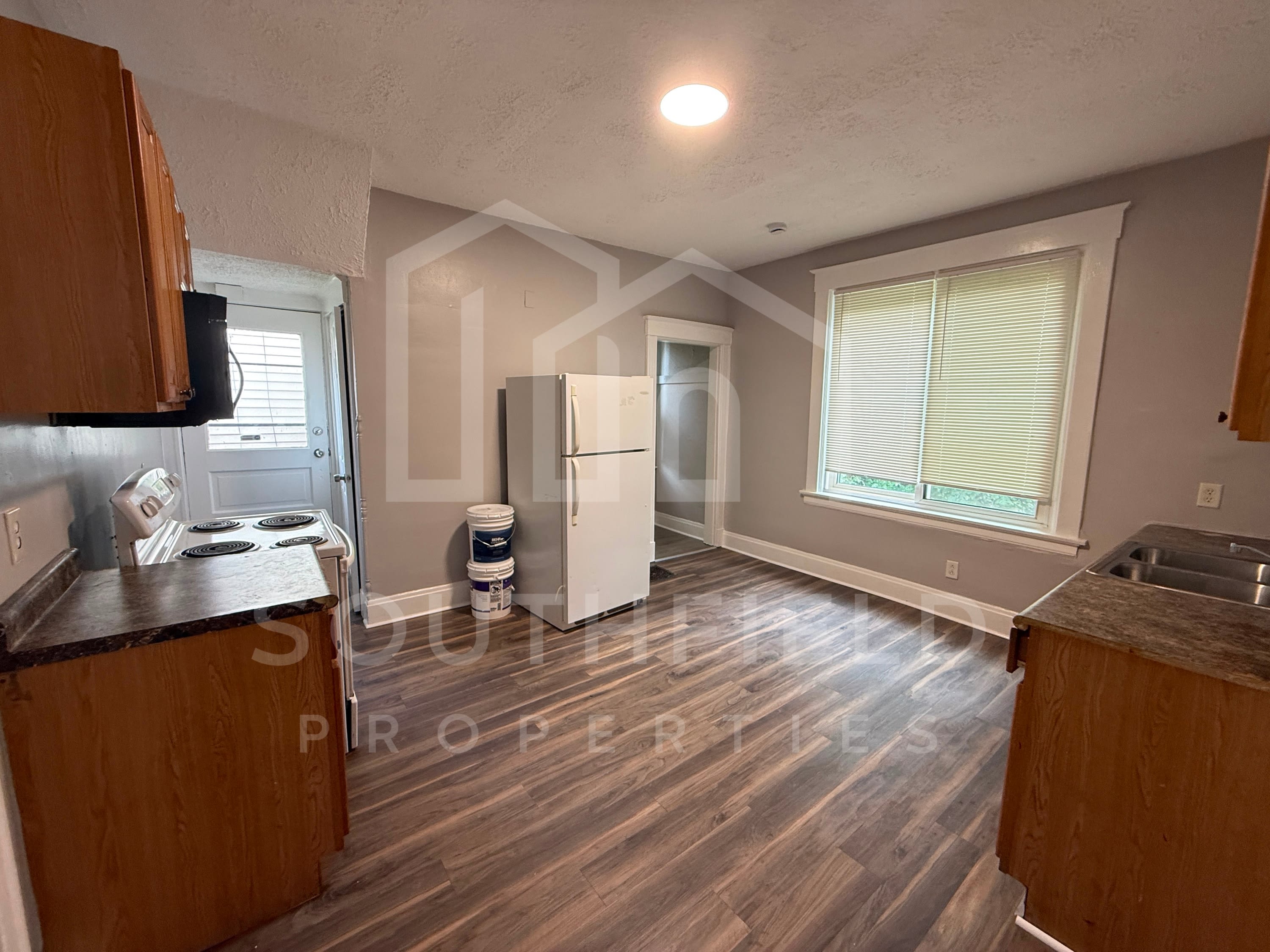 1559 Ambrose Avenue – photo 3