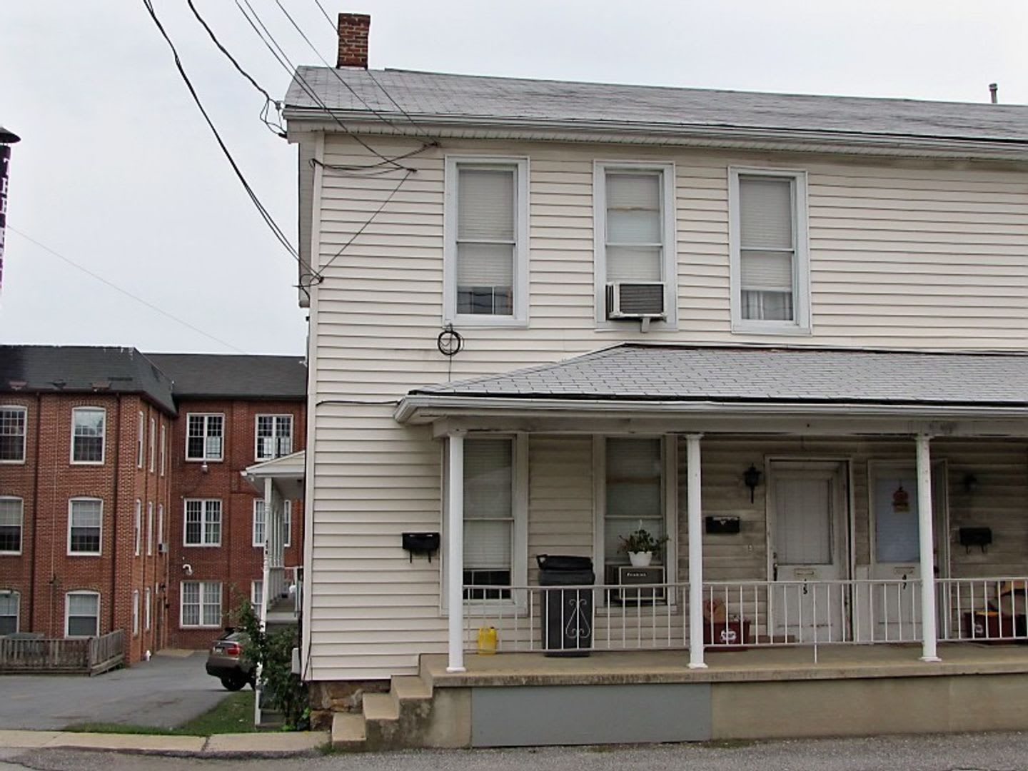 Spacious 3 Floor Apartment w/ Most Utilities Included – photo 1