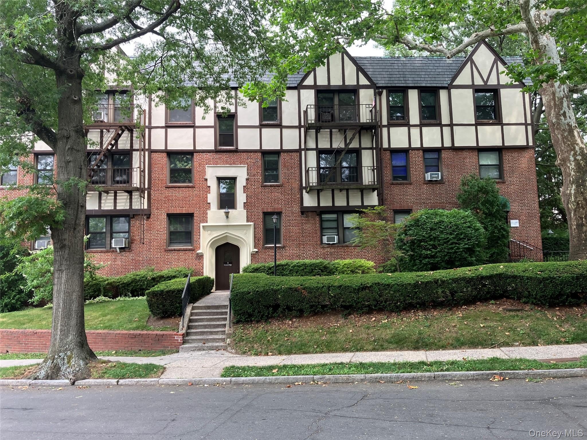 1 Greenridge Avenue – photo 1