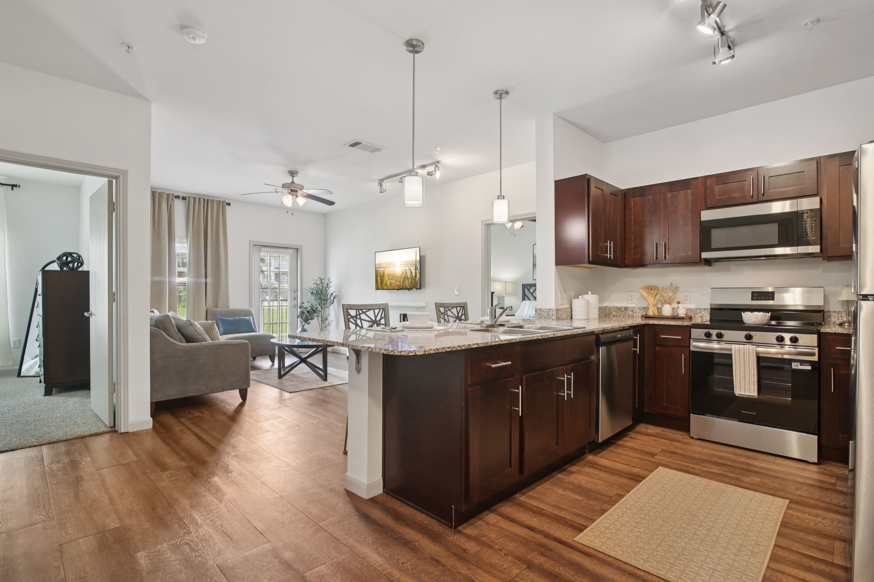 Crenshaw Grand Apartments – photo 4