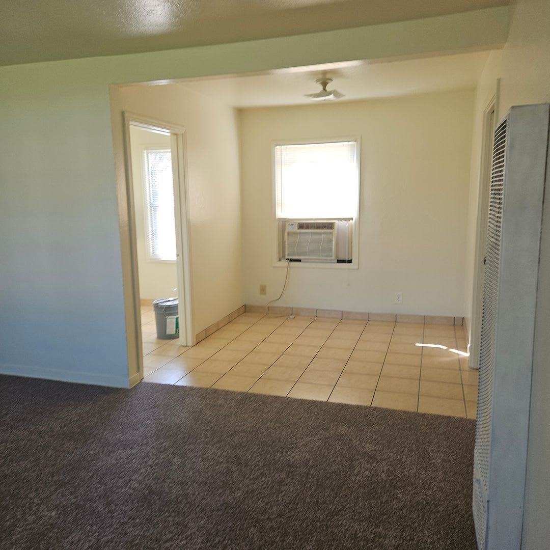 Charming 2 Bedroom Home With Large Backyard – photo 3