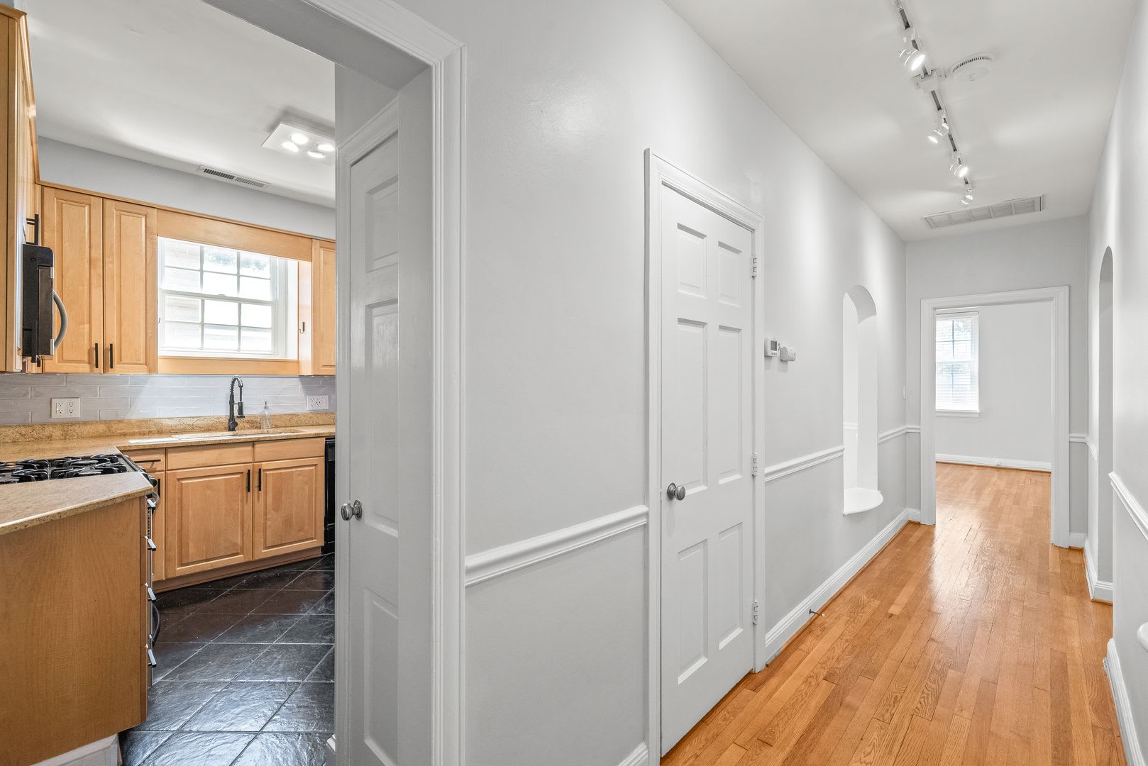 (Coming Soon) 2 bedroom condo on the Edges of Uptown, Dilworth, and Myers Park. – photo 4