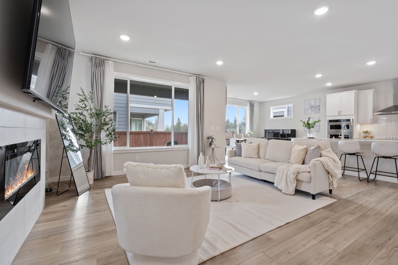 Modern 2023-Built 4-Bedroom Home in Alpine Estates – photo 2