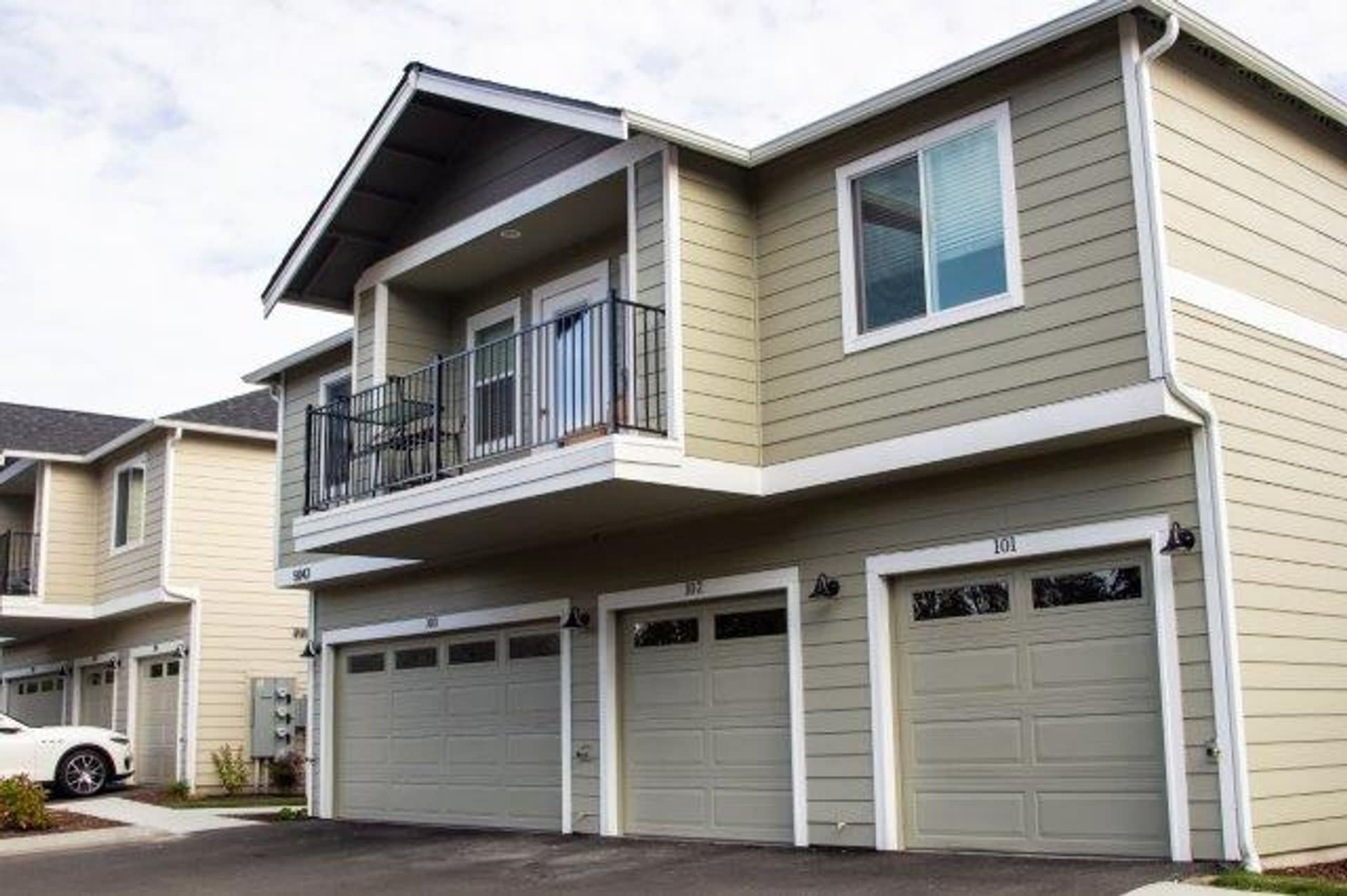 2 Bedroom 2.5 Bath Townhome with attached garage. Schedule a tour today! – photo 2