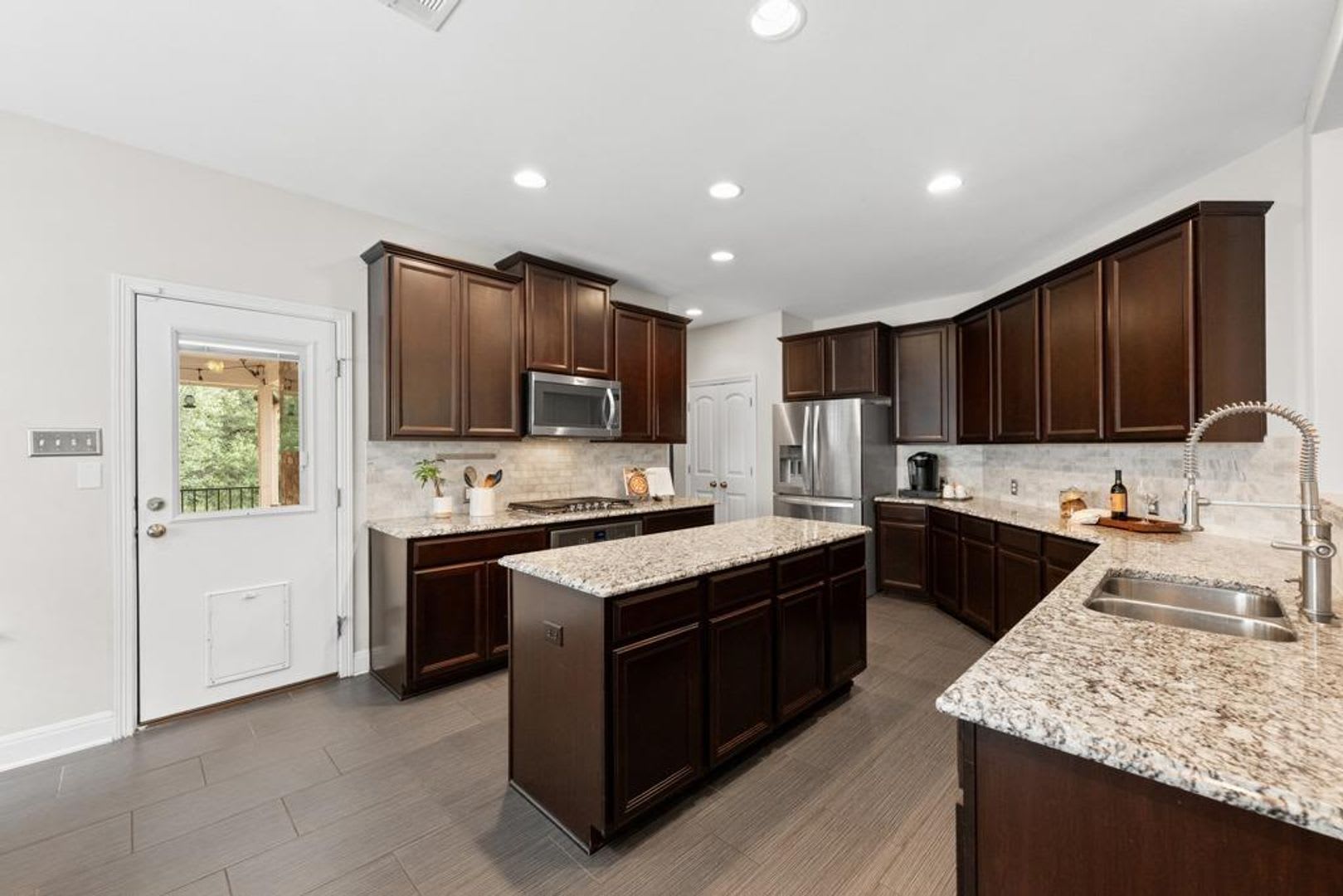 Beautifully Designed Home offering Modern Comfort Ready for Lease! – photo 2