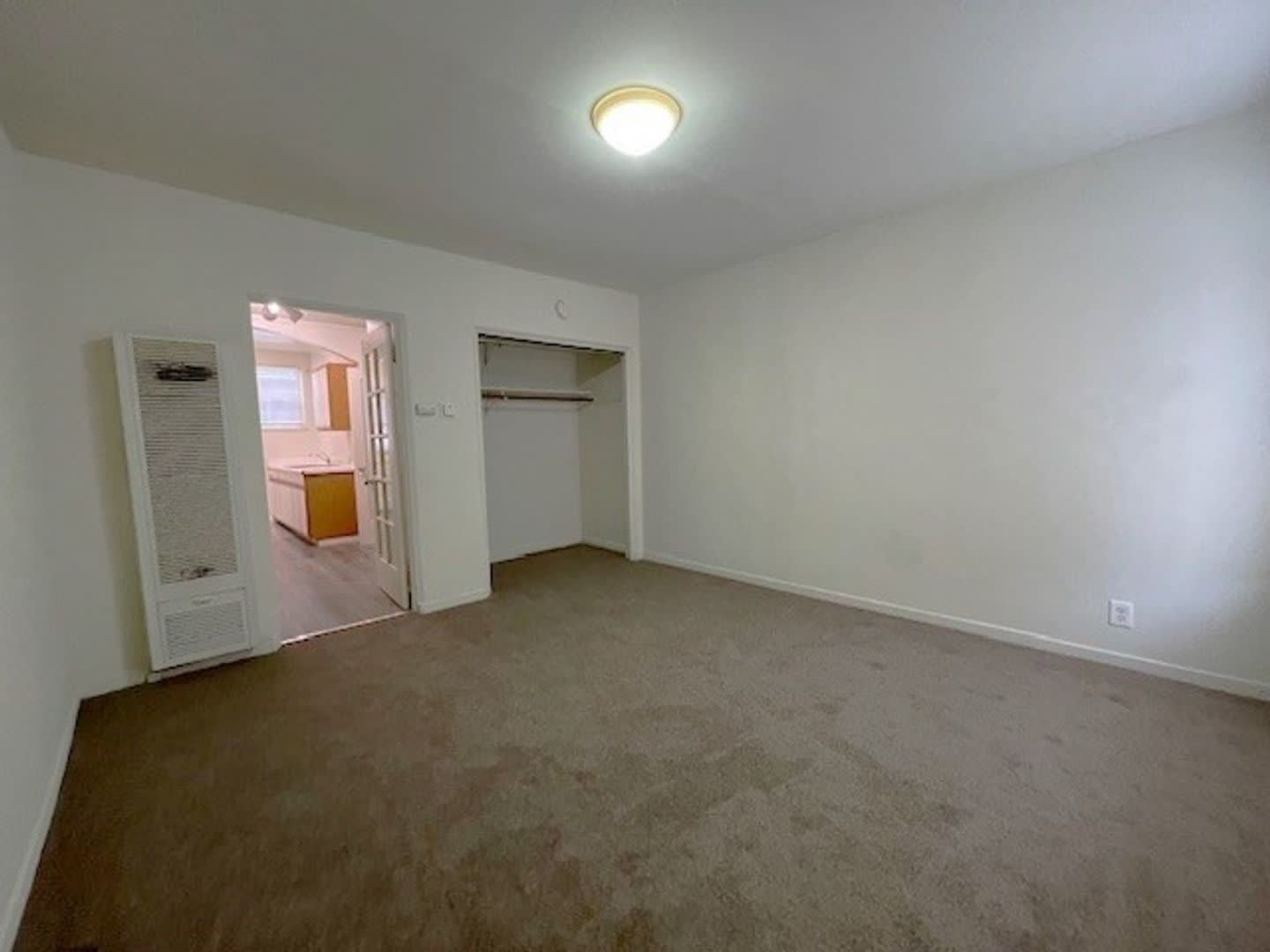 Charming, Studio Freshly Painted, move in ready – photo 2