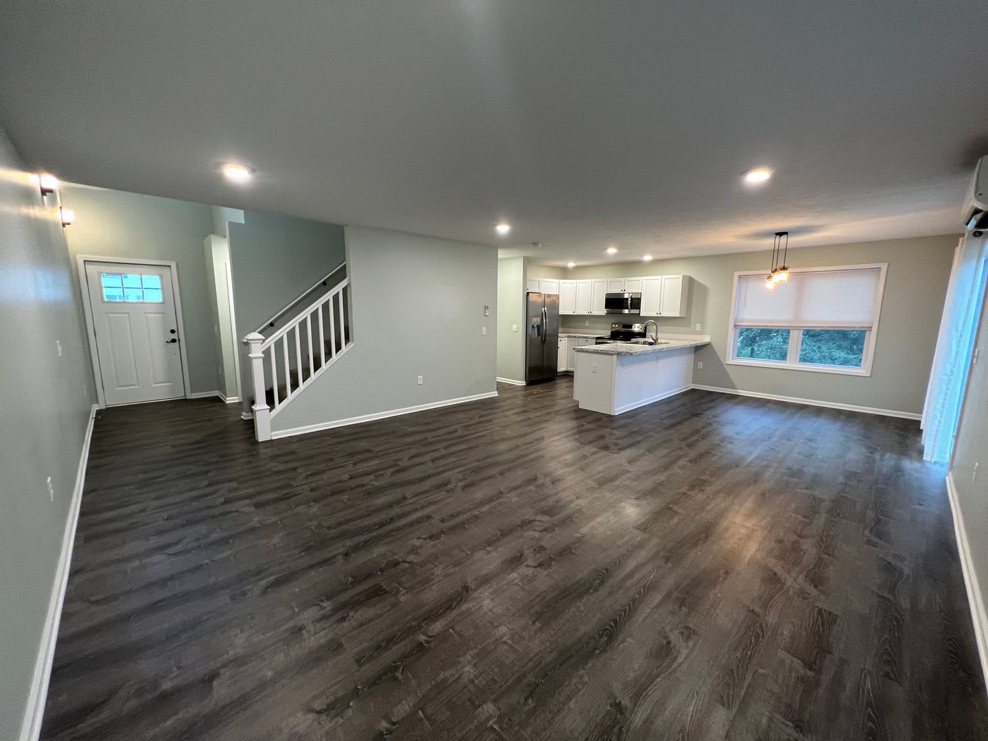 Stylish End-Unit Living – photo 2