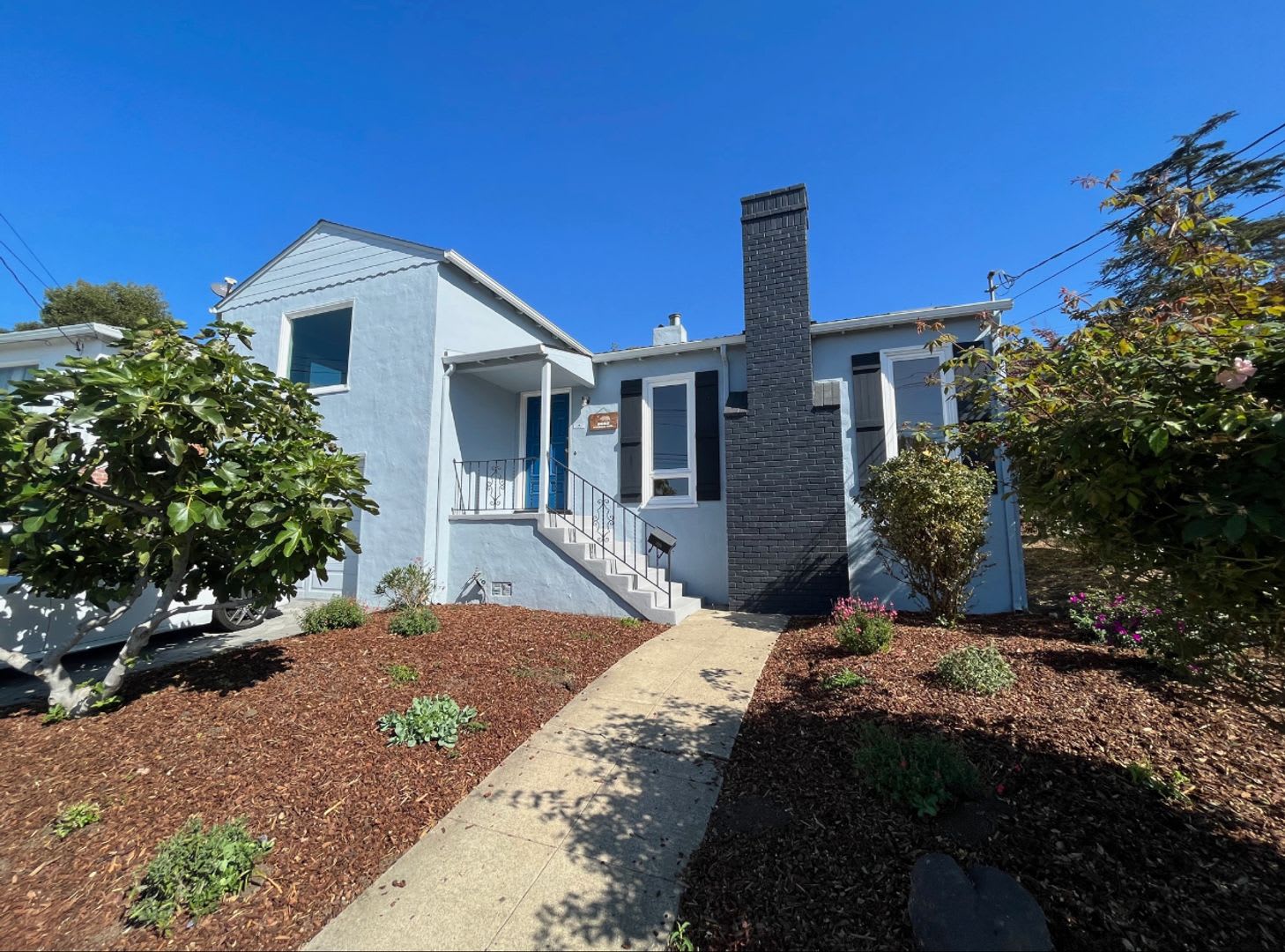 GORGEOUS UPDATED TWO BEDROOM HOUSE W. BONUS ROOM!!!!!! – photo 1