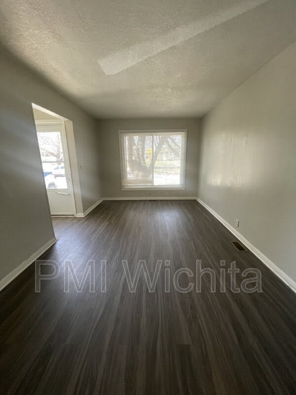 2322 S Broadview St – photo 3