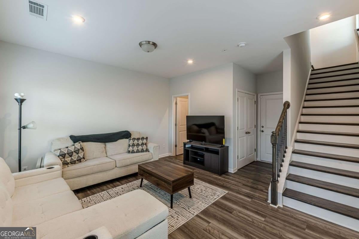 1205 Skylar LN SE – photo 3