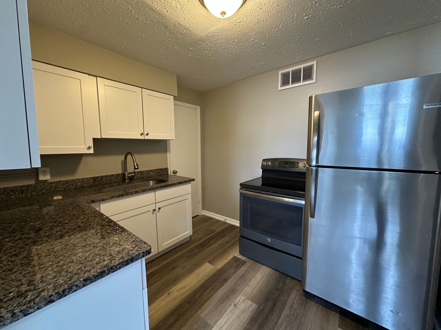 631 N 3rd St – photo 2