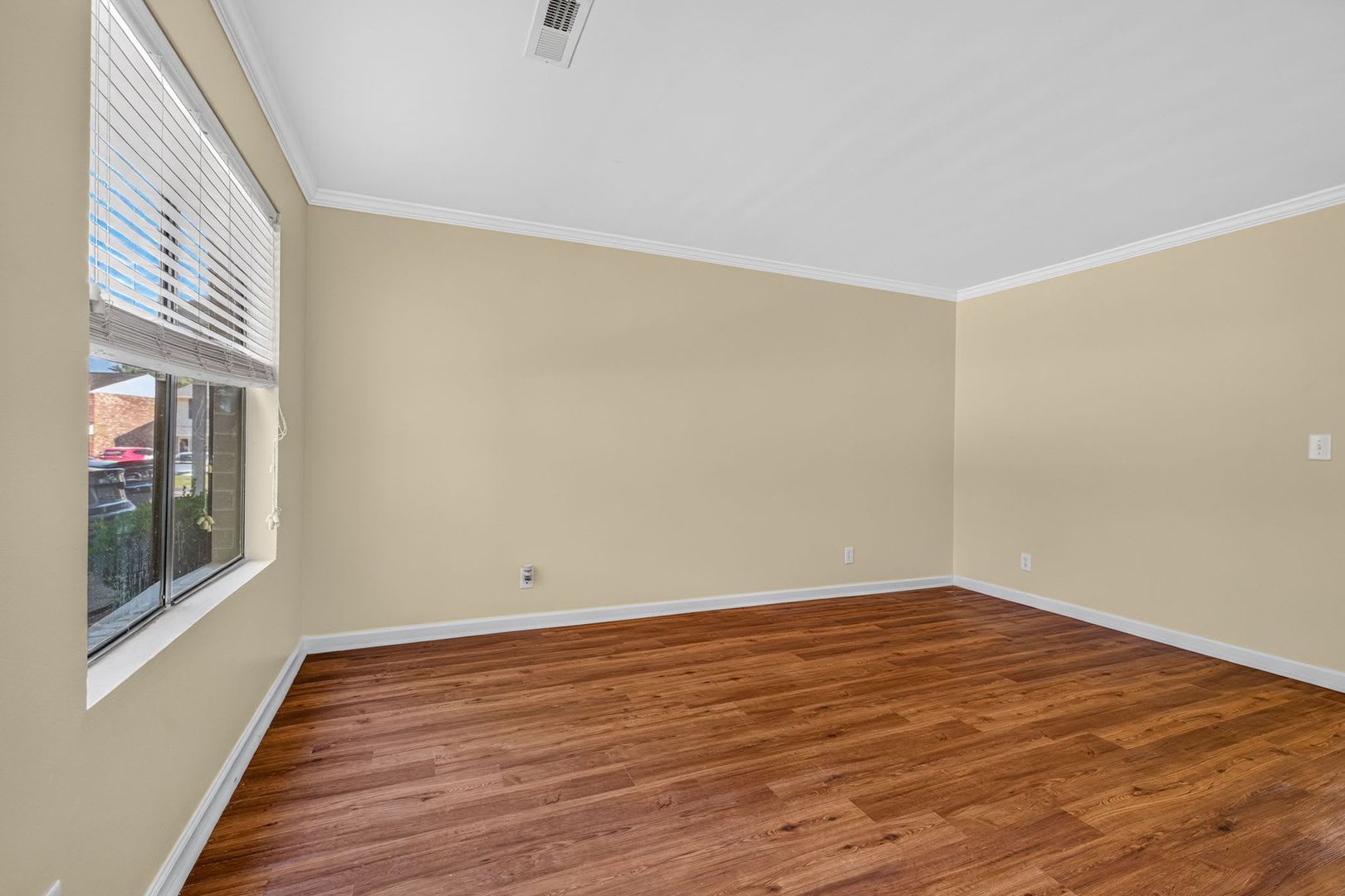 Convenient Living Near Park Circle – photo 5