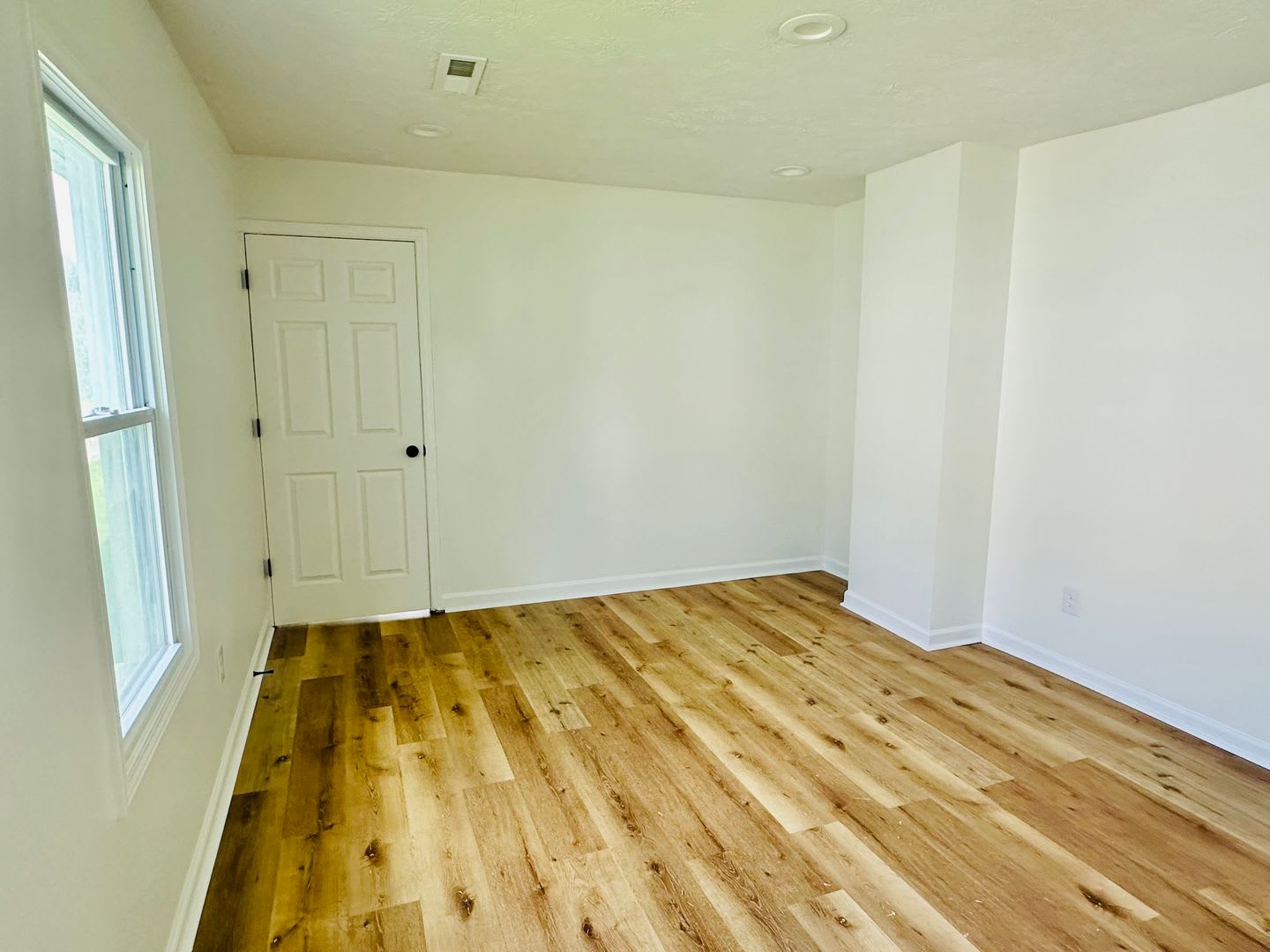 Charming 2 BR / 1 BA Duplex with Covered Front Porch – photo 2