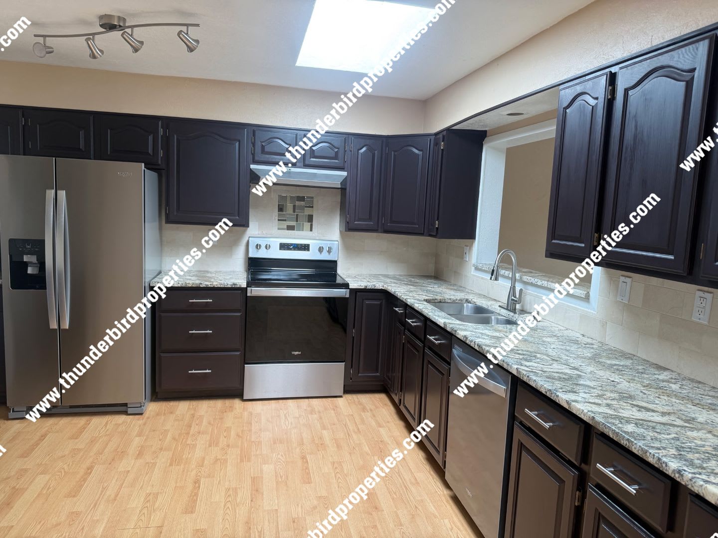 Available NOW!! Located in the NE heights. – photo 2