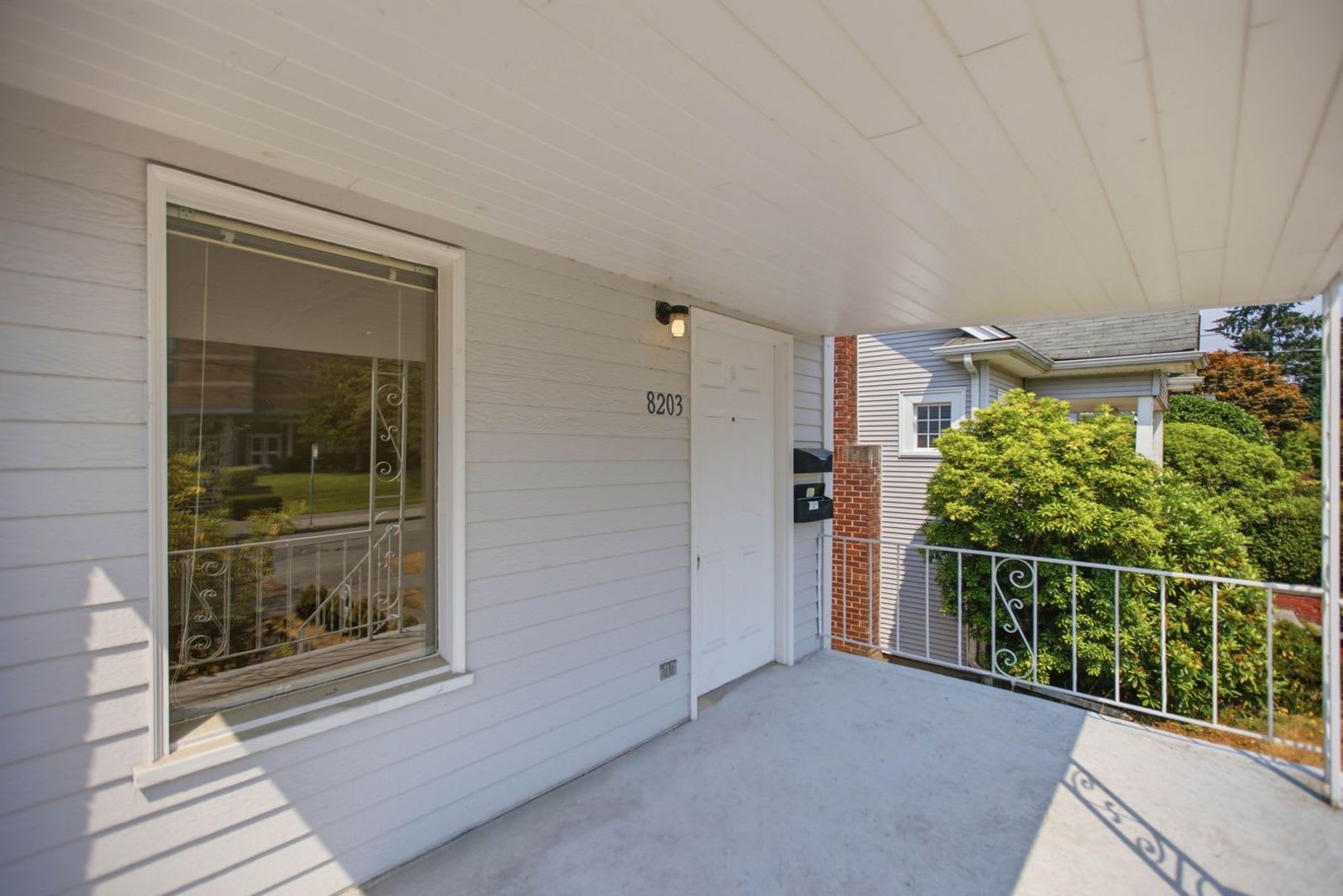 Steps From Green Lake 6 Bed 3 Bath Home With 2 Kitchens And 2 Laundry Rooms – photo 4