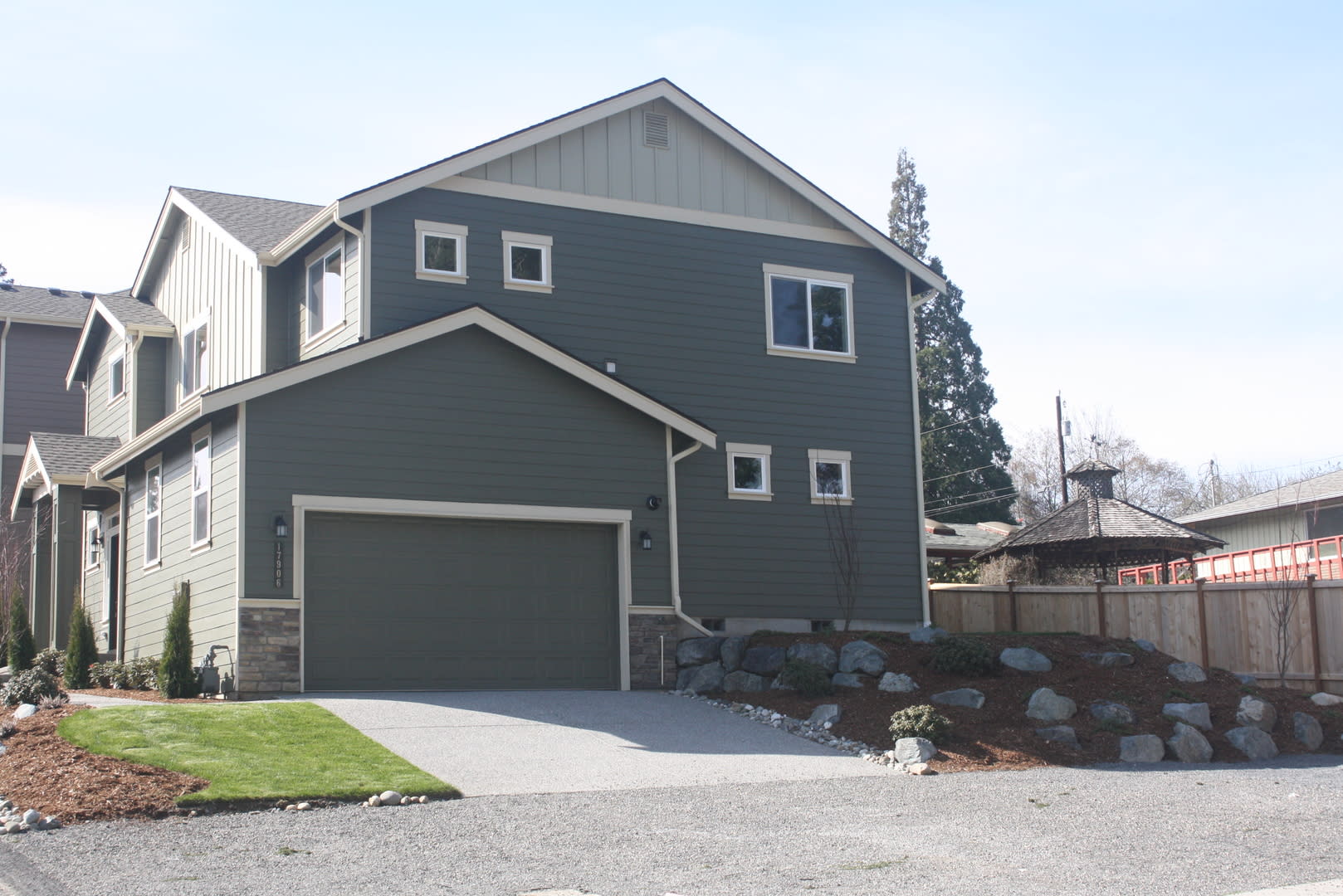 4 Bdrm 2 5 Bath Plus A Den Office On Main Newer Home 2018 Tankless H20 Heater Upgrades Galore Dead End Road For Privacy – photo 1