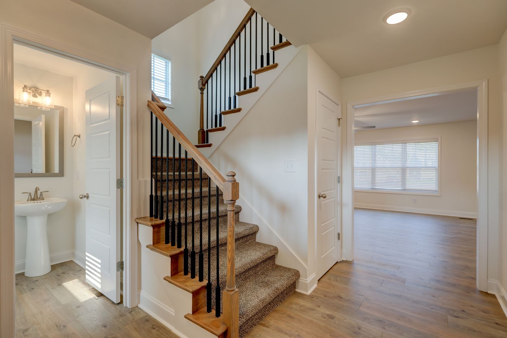 What a floor plan!! Like new and ready for you! – photo 4