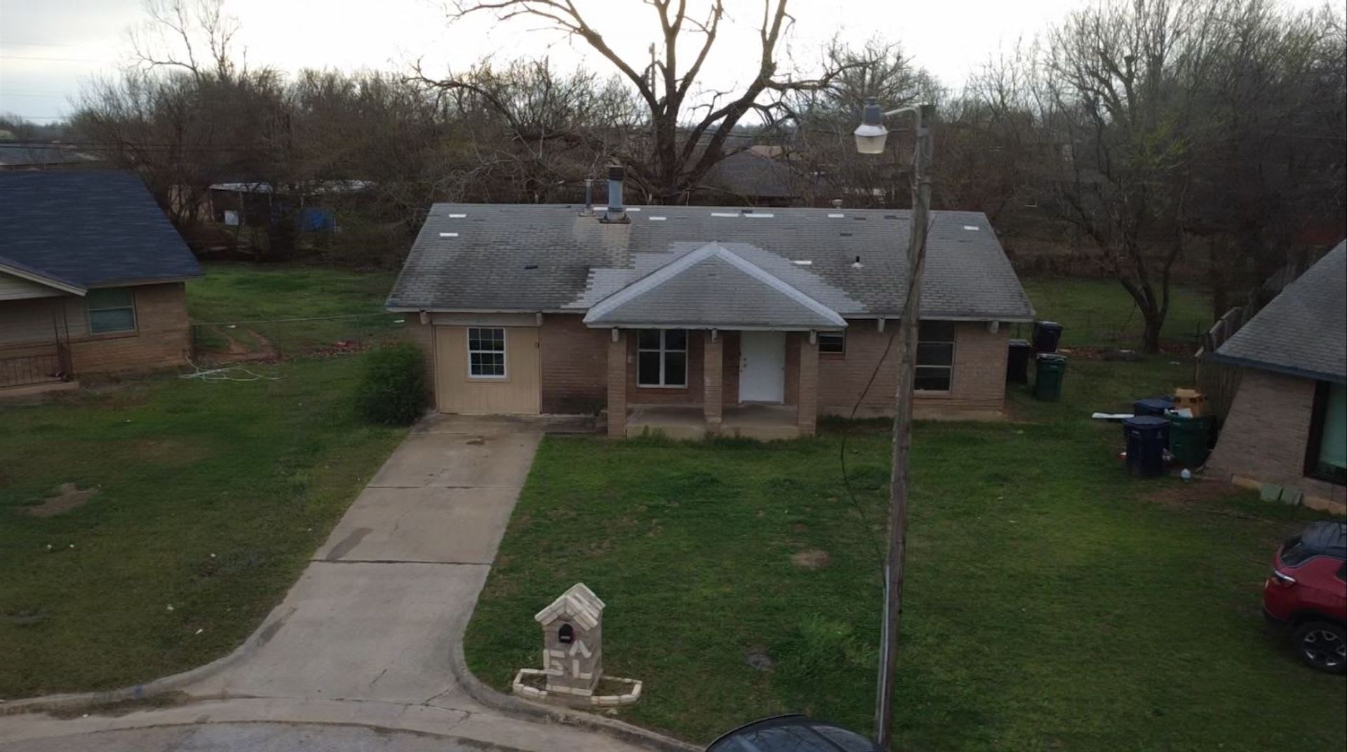 Charming 4 Bedroom Home With Spacious Yard – photo 4