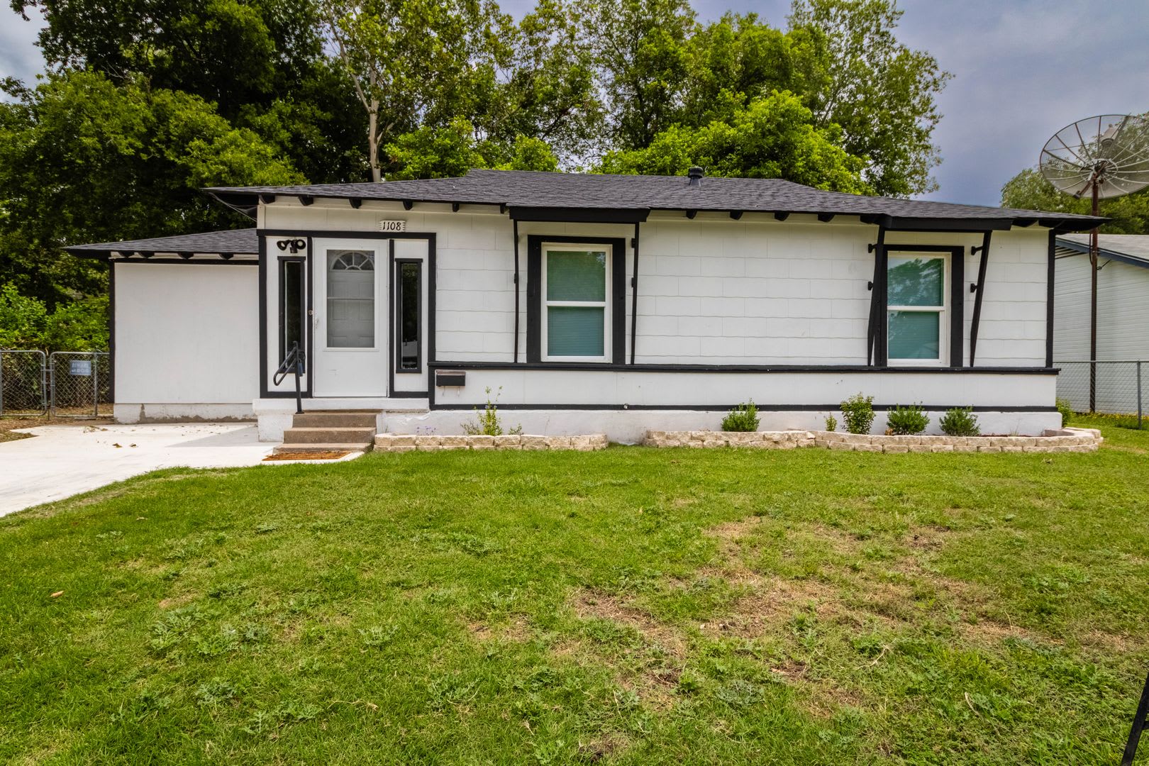 4 bedroom/2 bath House – photo 2