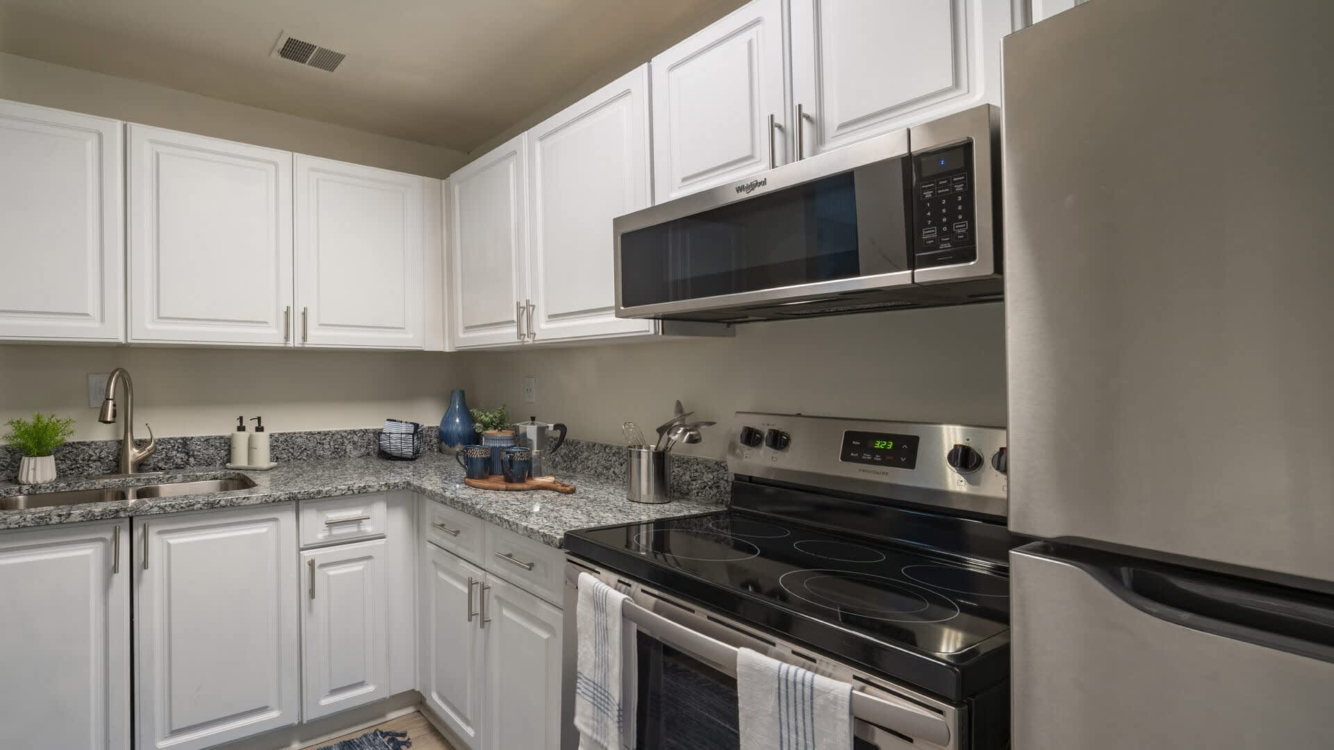 Nora 3200 Apartments – photo 1