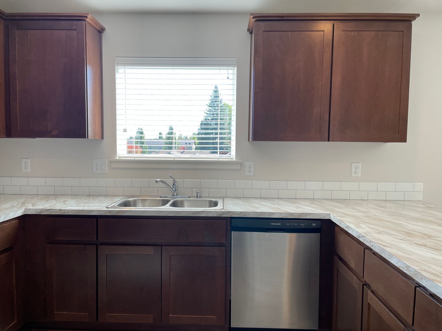 C221 Daybreak Gardens Apartments – photo 3