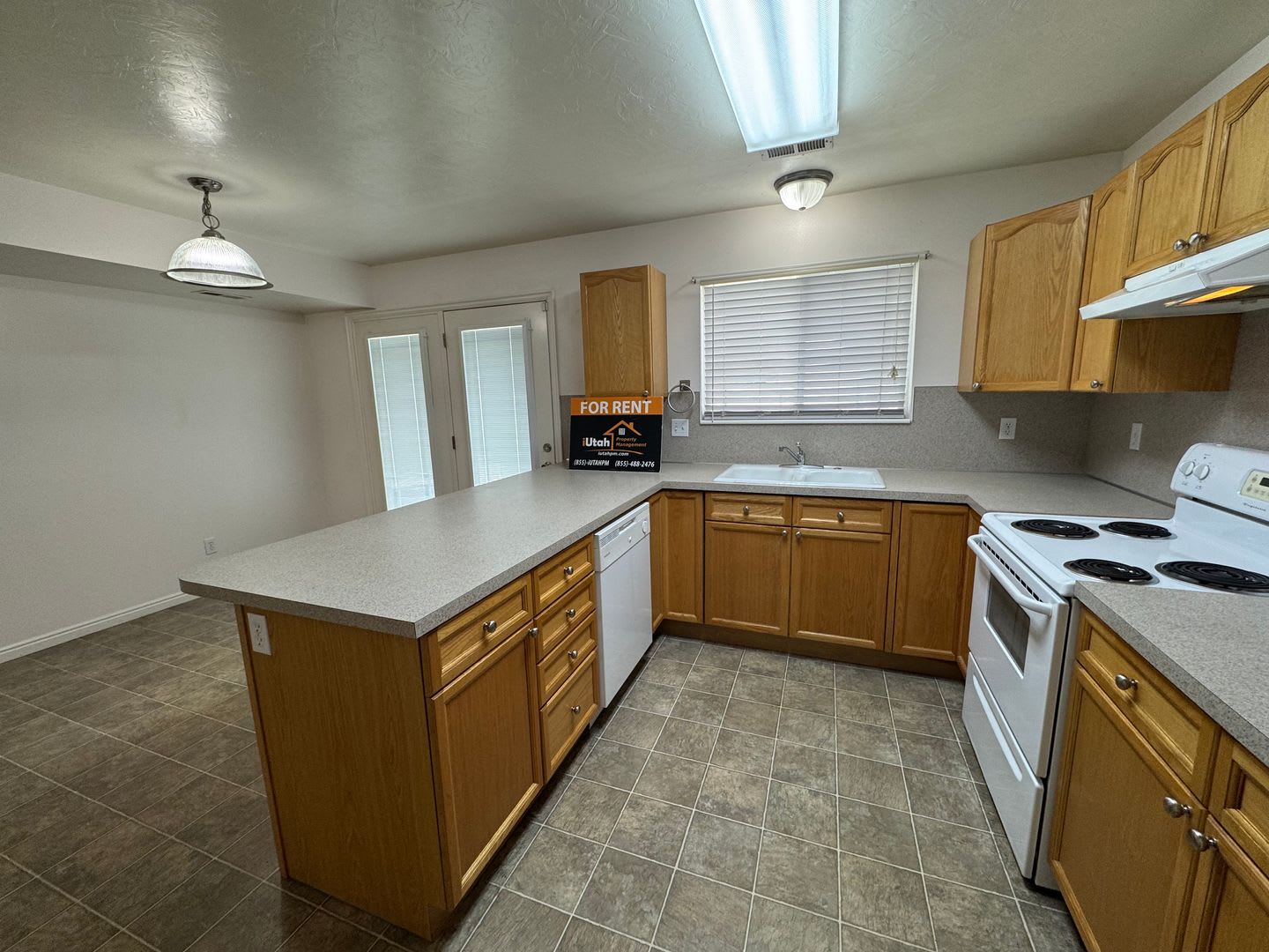 3 bedroom 2.5 Bath 1 car garage -Small Dogs Allowed – photo 1