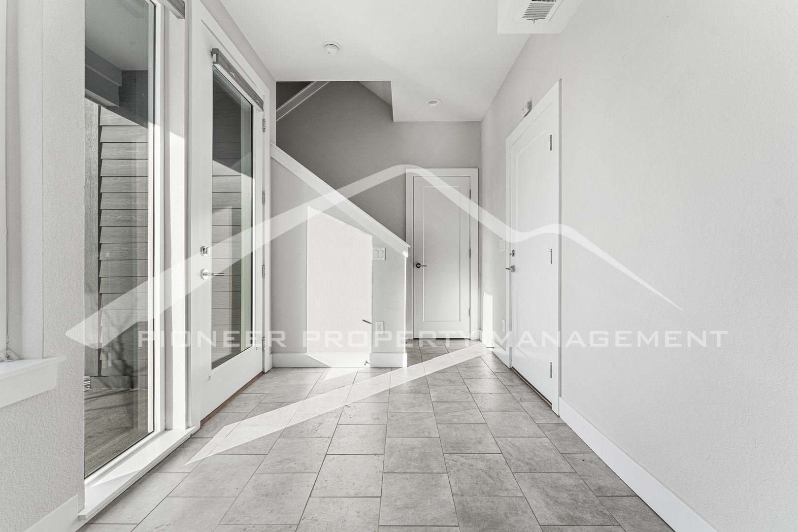 Modern home with 2-Car Attached Garage and Central AC! – photo 3