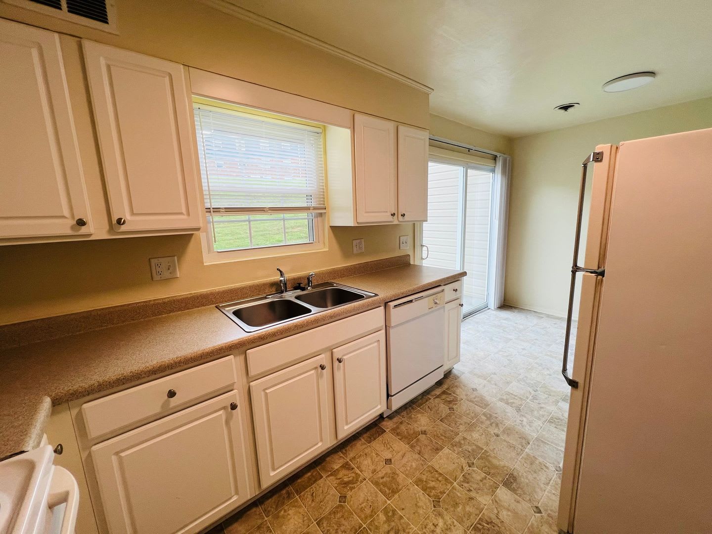2 Bedroom, 1.5 Bath Townhouse – photo 4