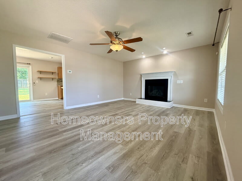 81 Essex Ct W – photo 4
