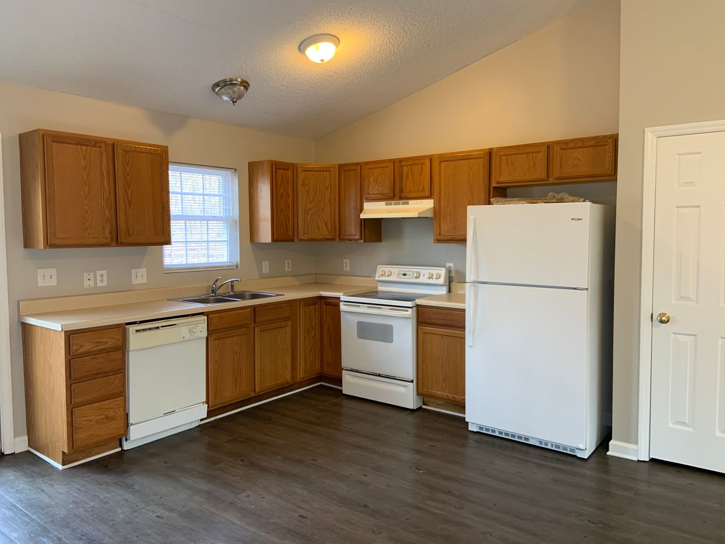 Spacious 3 Bedroom Home With Wooded Privacy – photo 4