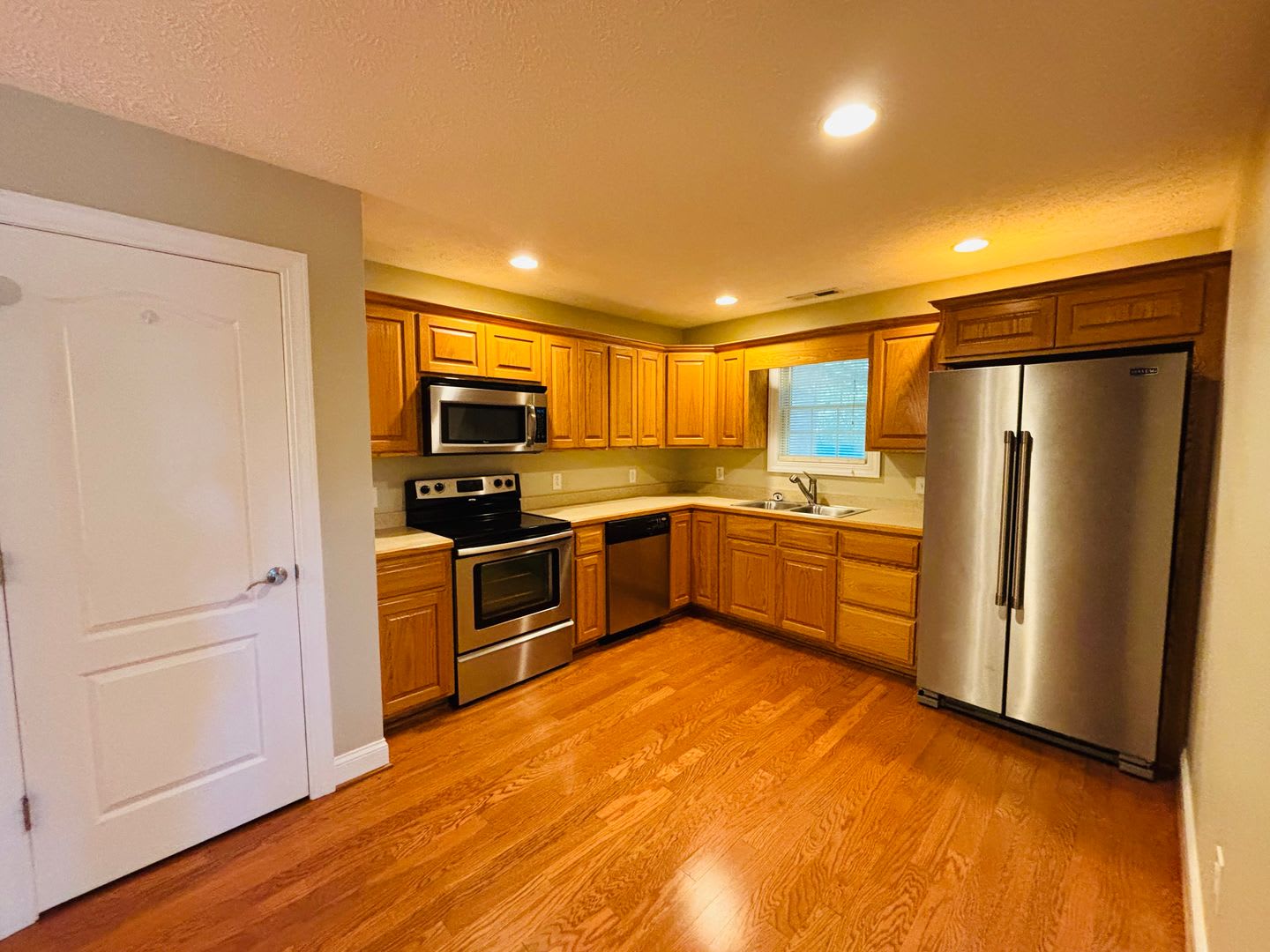 3 Bedroom, 2 Bath Townhouse – photo 4