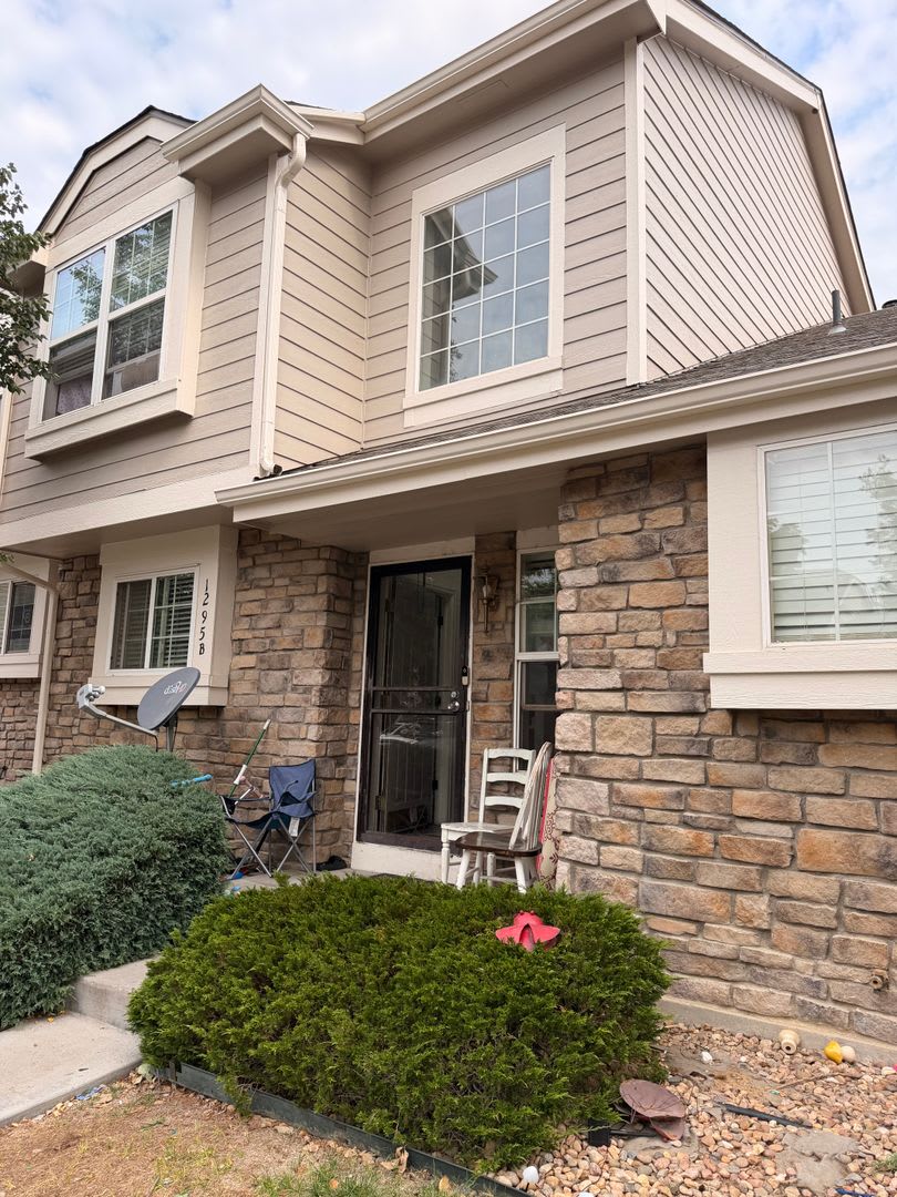 Spacious Aurora Townhome – Convenient Location! – photo 1
