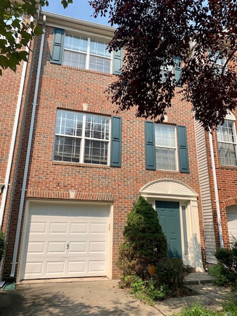 Beautiful 3 BR 2 FB, 2 HB with garage, deck, patio, come see! – photo 3