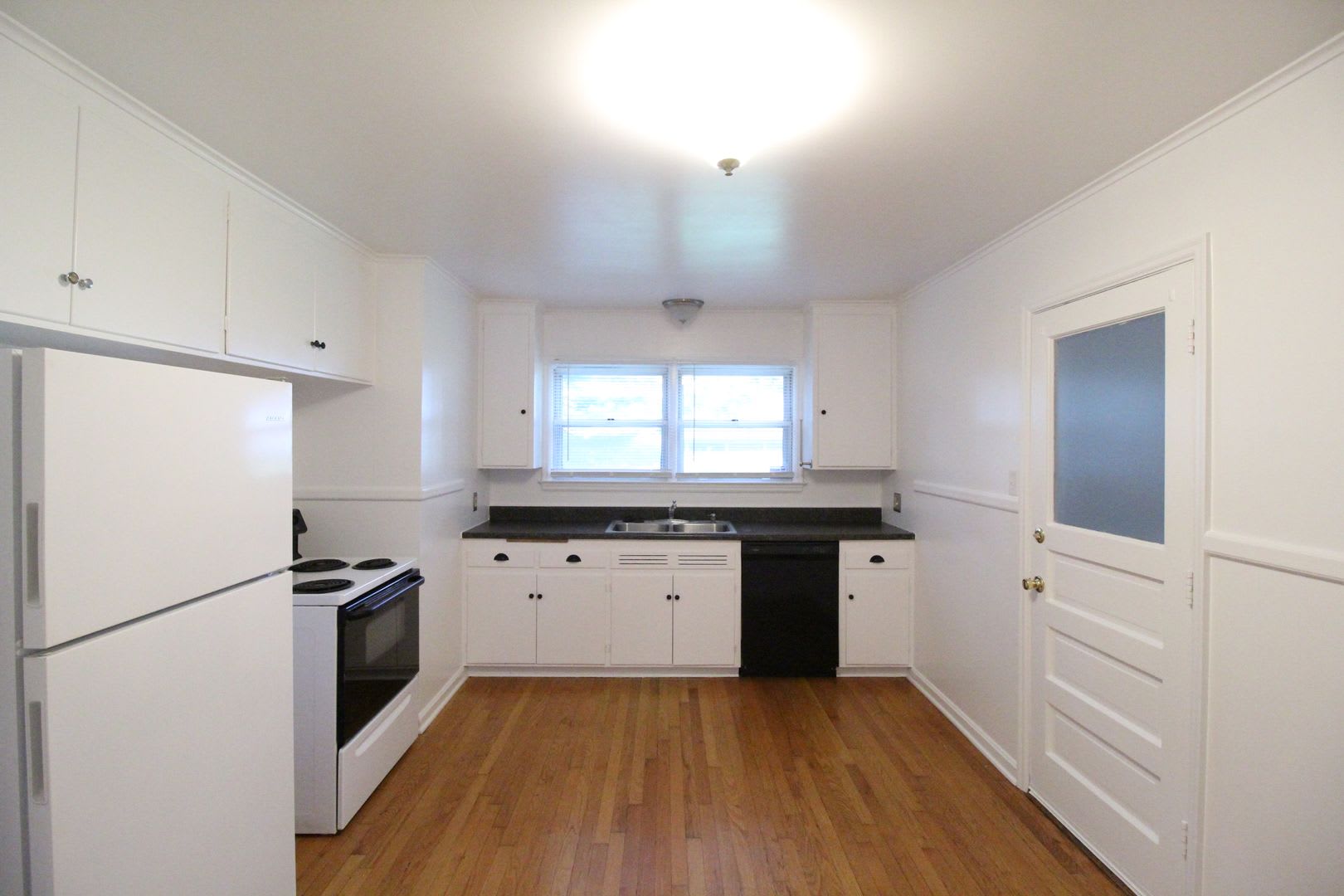 September FREE On This 2 Bedroom 1 Bath Home In Roeland Park – photo 5