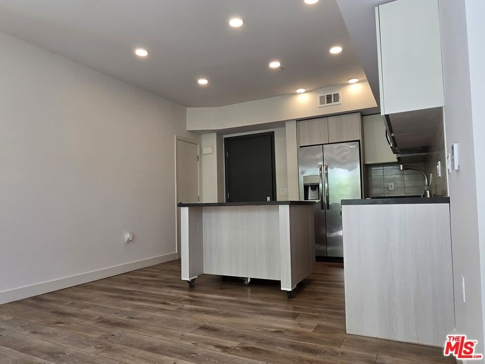740 S Ridgeley Dr – photo 2