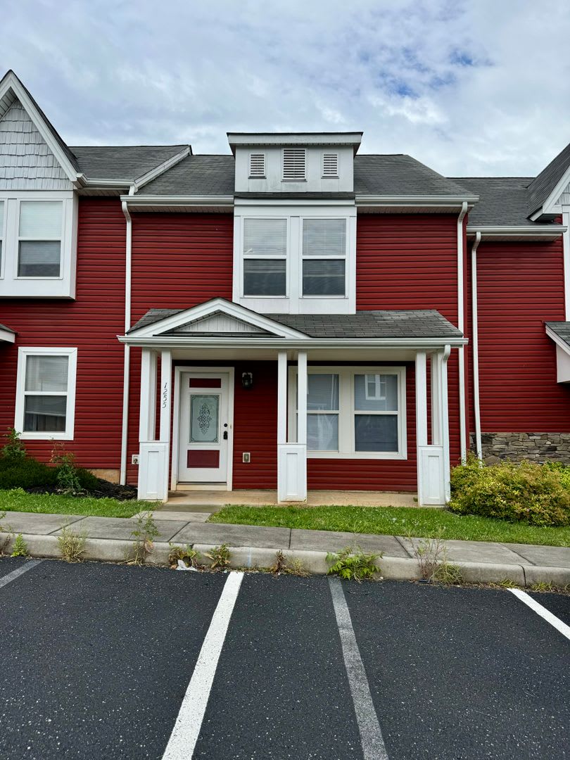 Townhouse For Rent In Beacon Hill – photo 1