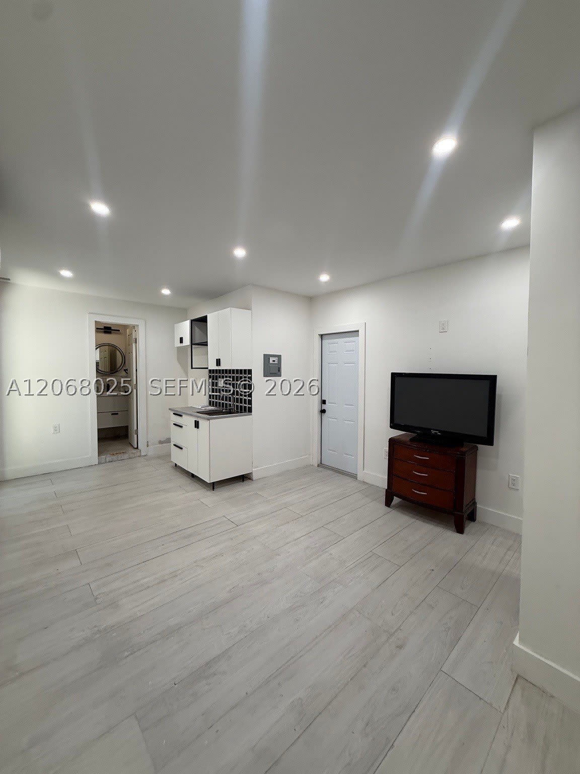 1140 N Douglas Rd – photo 1