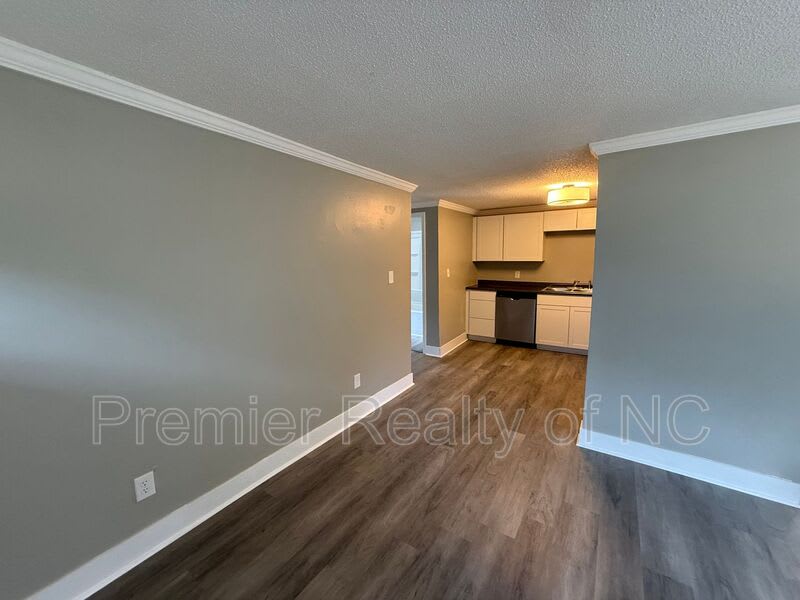 7596 Broad Street – photo 3