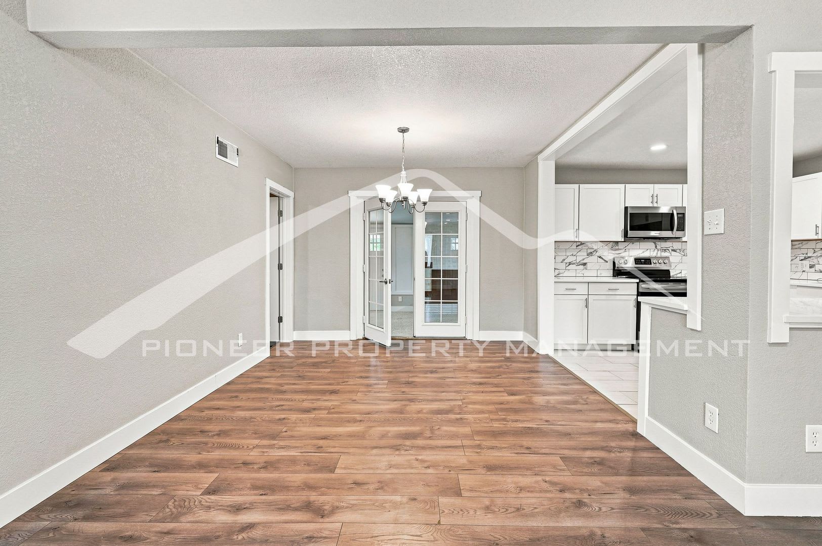 Spacious 4BR/2BA with Updated Kitchen & AC in Aurora – photo 5
