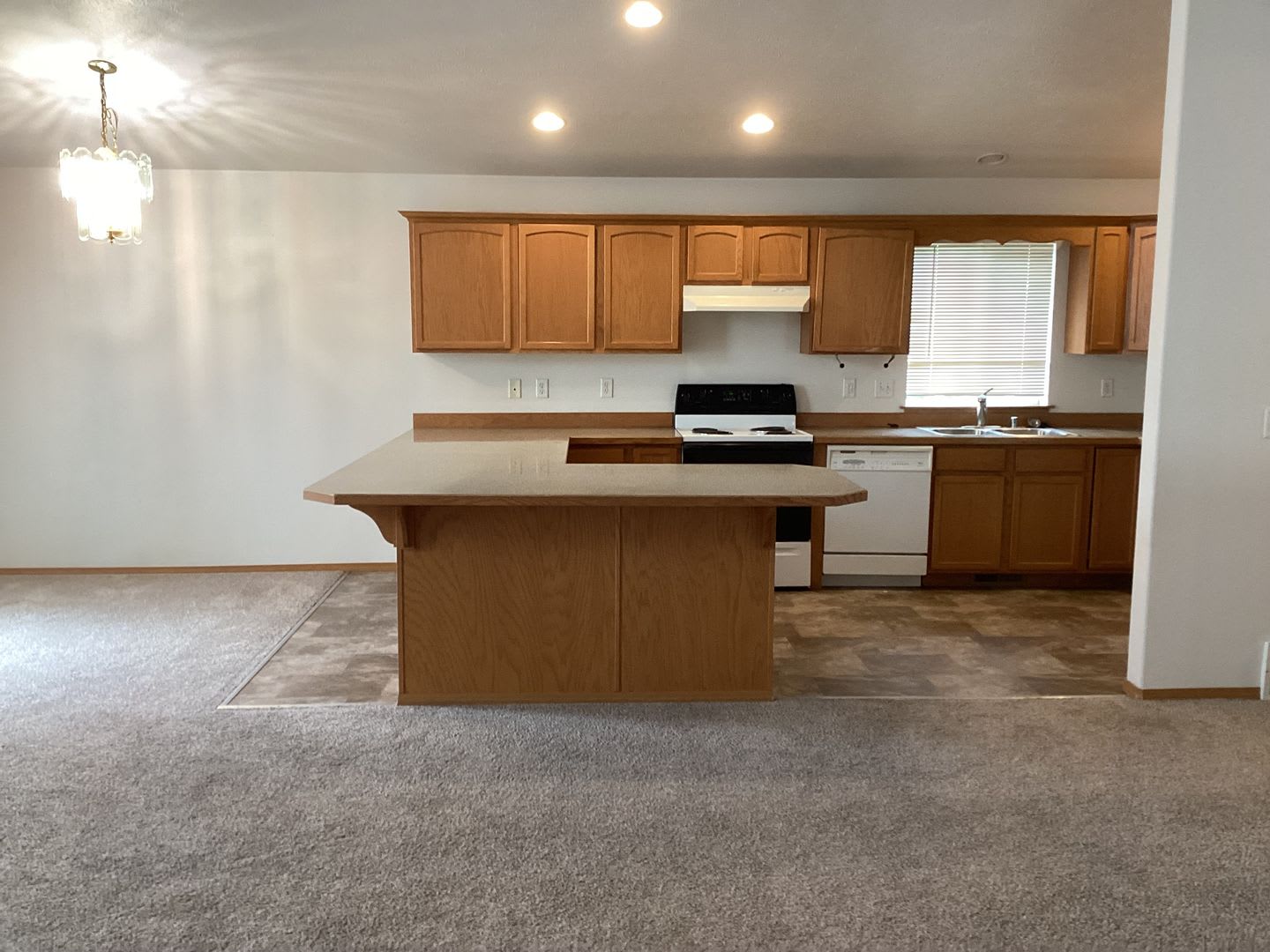 Four bed two bath single family house – photo 2