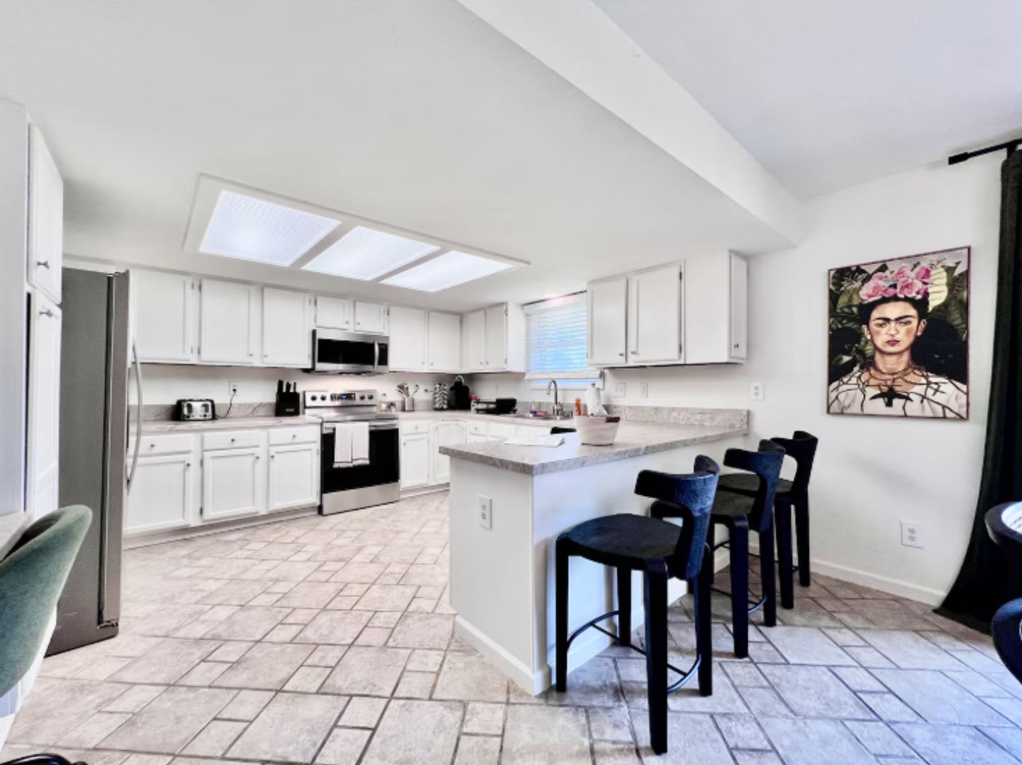 Large, stylish home in heart of Liberty twp. – photo 2