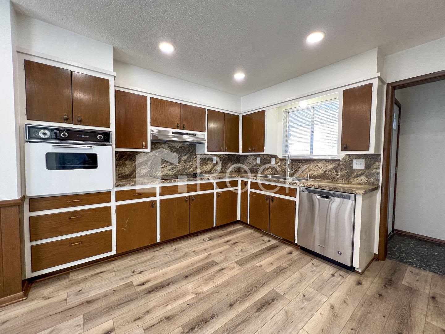 3-Bed 2-Bath Charming Mid-Century Modern – photo 5